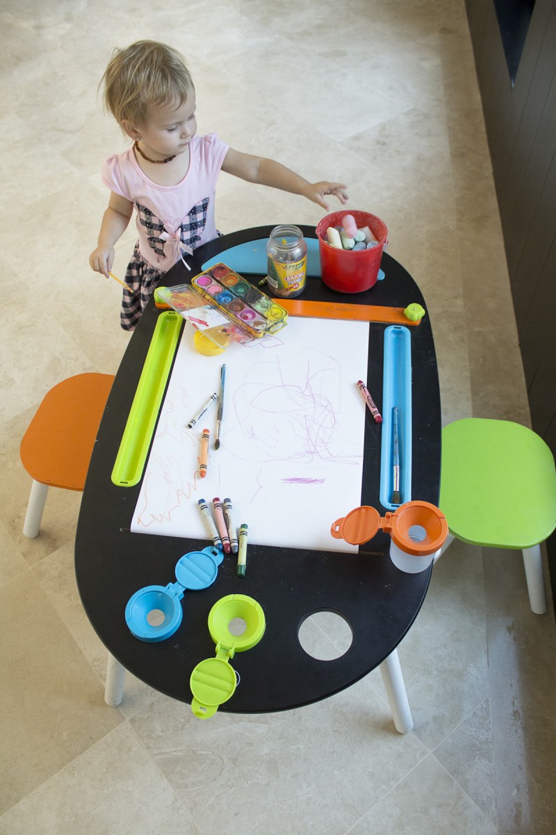 Kidkraft chalkboard art outlet table with stools